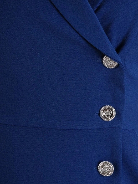 Elegancka chabrowa sukienka z kołnierzem – zaszewki optycznie wyszczuplające sylwetkę 23237