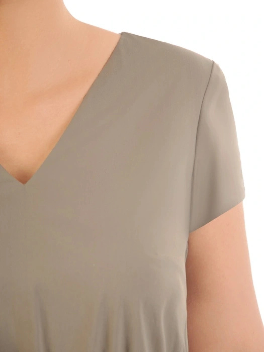 Rozkloszowana sukienka maxi w kolorze khaki – elegancki krój z wiązaniem modelującym sylwetkę 32902