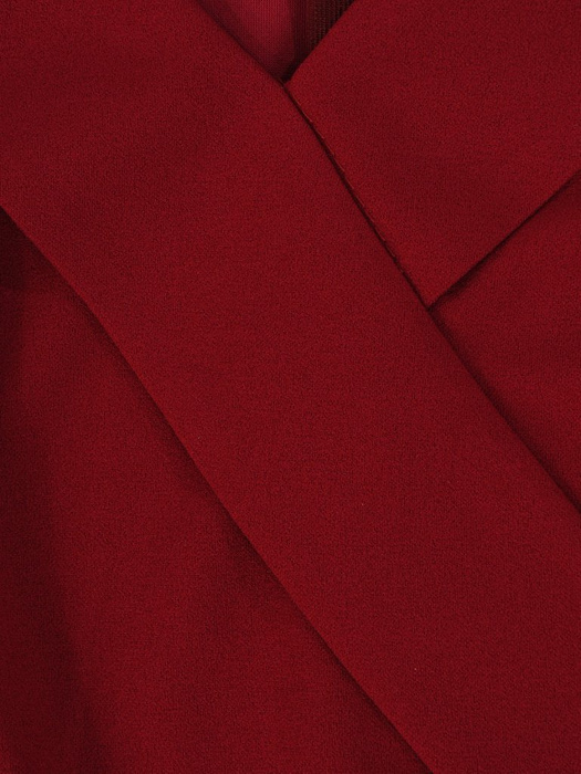 Czerwona sukienka z dzianiny, kreacja z ozdobnym kołnierzem 23753