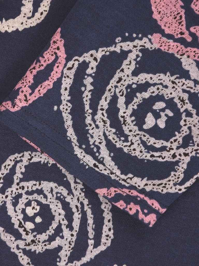 Elegancka sukienka damska w kwiaty o prostym kroju – wygodny fason midi wysmuklający sylwetkę 42215
