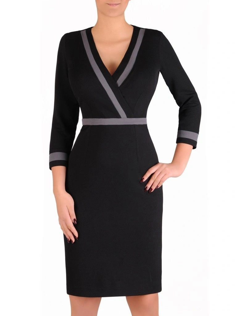 Elegancka czarna sukienka prosta do pracy – kopertowy dekolt i modelujące przeszycia 18587