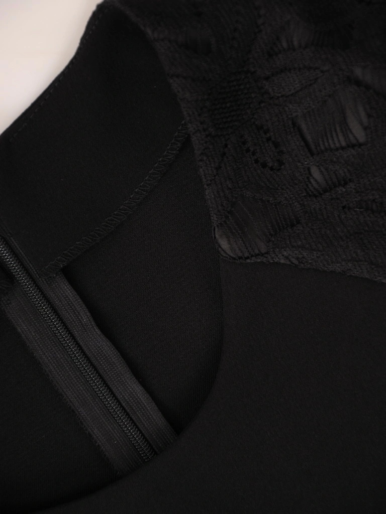 Elegancki kostium damski ze spódnicą w kolorze czarnym – prosty fason z koronką 35600