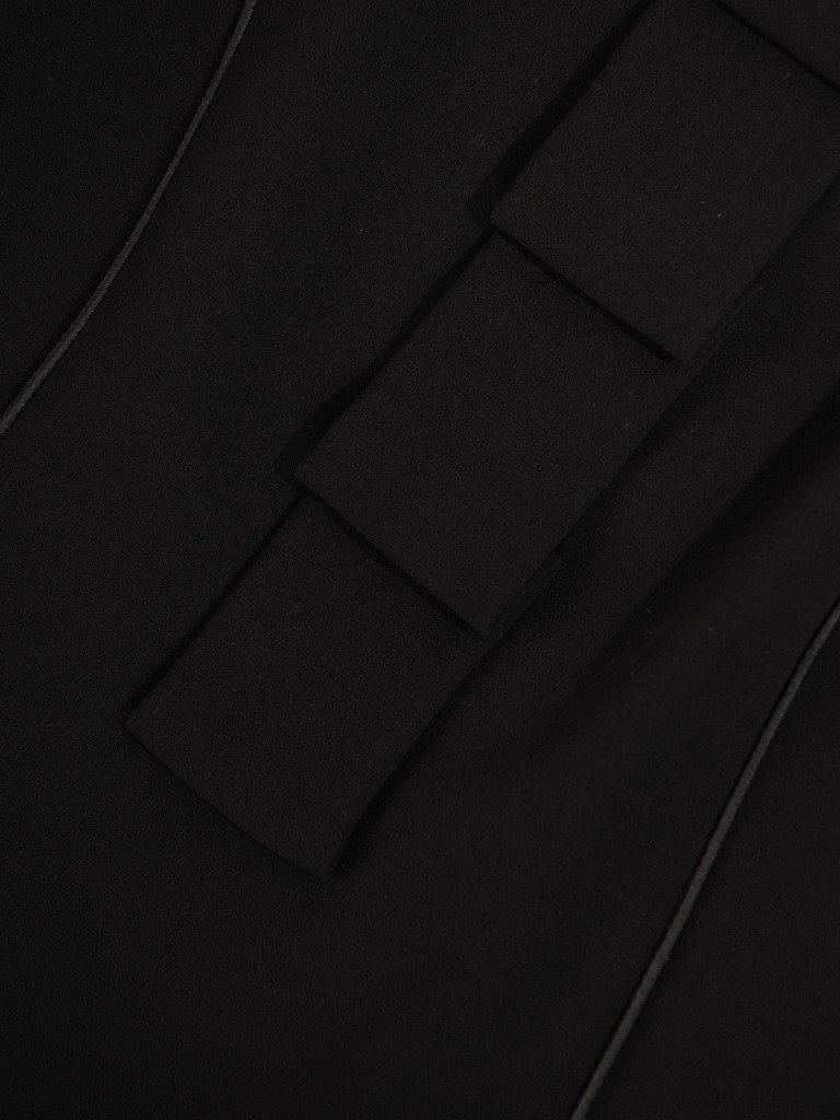 Czarna sukienka midi z wyszczuplającymi przeszyciami – ozdobny dekolt z zakładkami, rękaw 3/4, elegancka kreacja 23130
