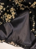 Czarna sukienka w kwiaty trapezowa midi – swobodny fason z ozdobną falbaną i guzikami przy dekolcie 27594