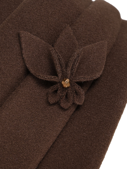 Ciemnobrązowy kapelusz damski cloche na jesień – elegancki model z ozdobną wstawką i ociepleniem 42436
