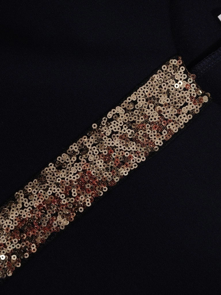 Elegancka granatowa sukienka trapezowa z rękawem 3/4 – połyskujące zdobienie i krój tuszujący biodra 18935