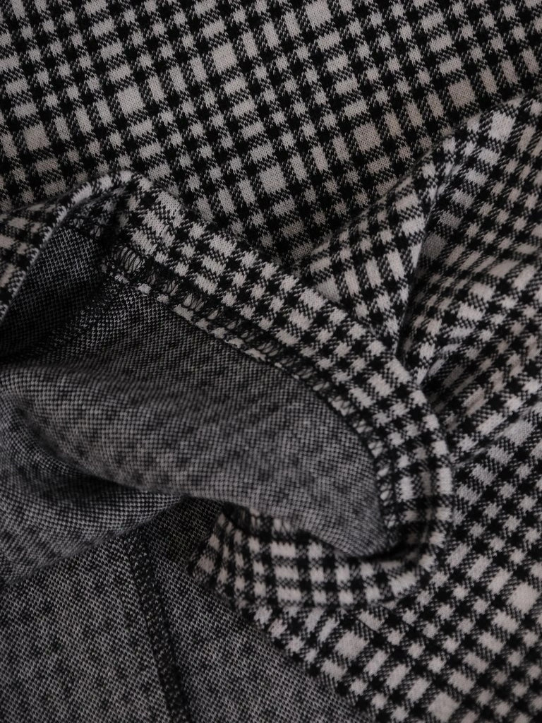 Elegancka sukienka midi w kratkę o prostym fasonie – biżuteryjny akcent i kobiecy dekolt w łódkę 8491