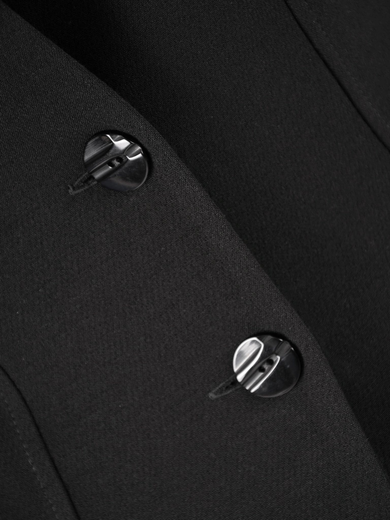 Elegancka czarna garsonka damska ze spódnicą – prosty fason z żakietem zapinanym na guziki 38013