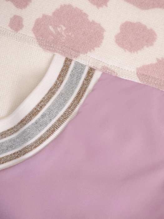 Elegancki sweter damski w zwierzęcy deseń – prosty fason z wyszczuplającymi wstawkami na jesień 34827