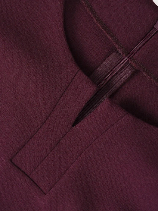 Śliwkowa sukienka wizytowa z rękawem 3/4 – prosty fason z modelującymi liniami 24930