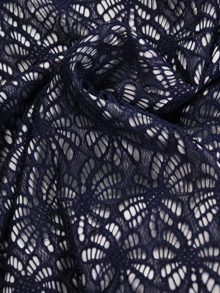 Elegancka sukienka na wesele i święta o prostym kroju – kobiecy kwiatowy motyw pełen wdzięku 4874