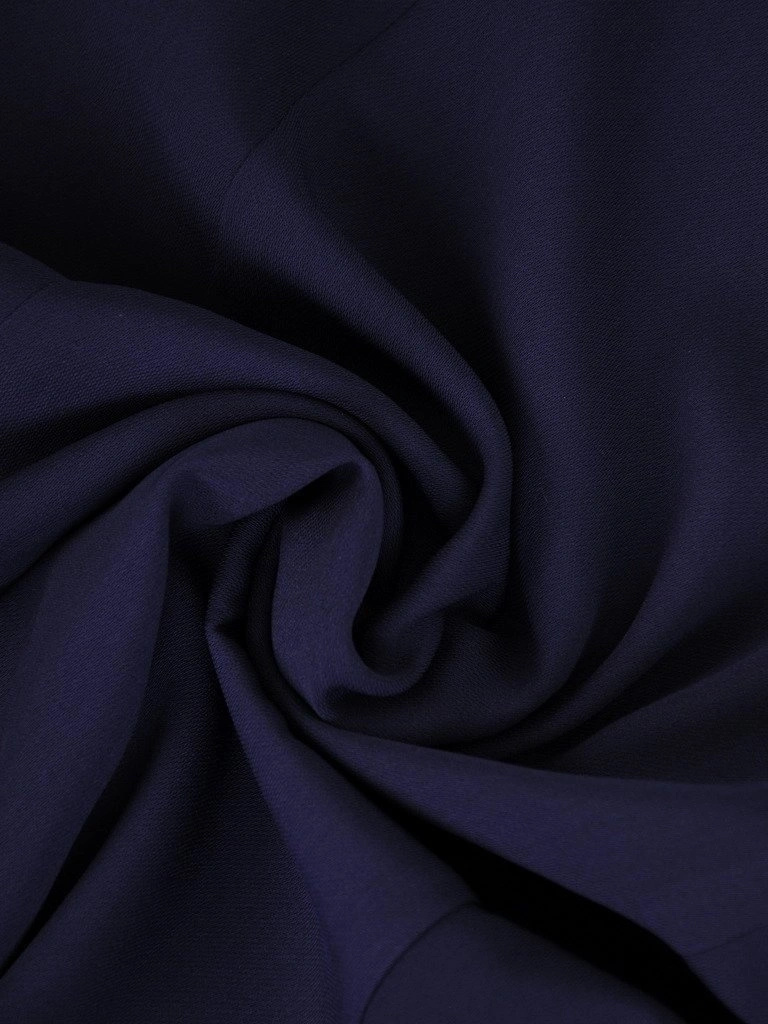 Elegancka granatowa sukienka trapezowa midi – tuszujący fason z ozdobnym wiązaniem 17215