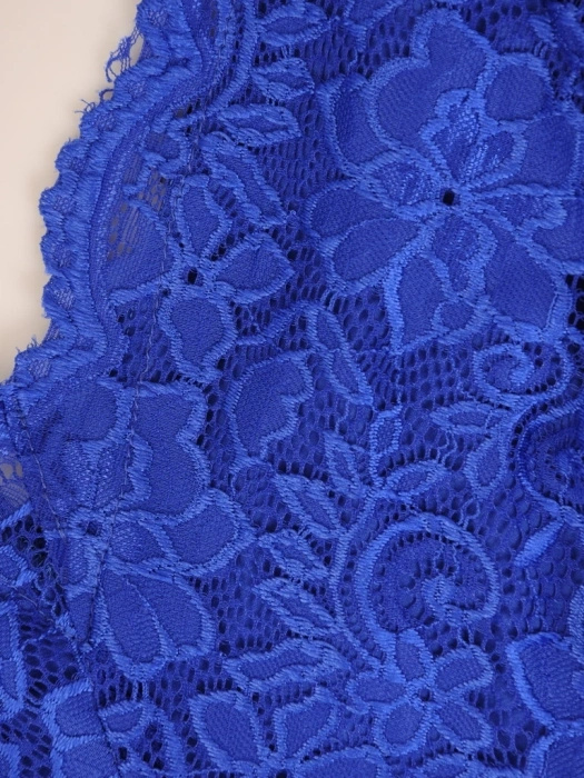 Elegancka suknia wieczorowa maxi chabrowa z gipiurą – rozkloszowany fason lekko tuszujący biodra 33772