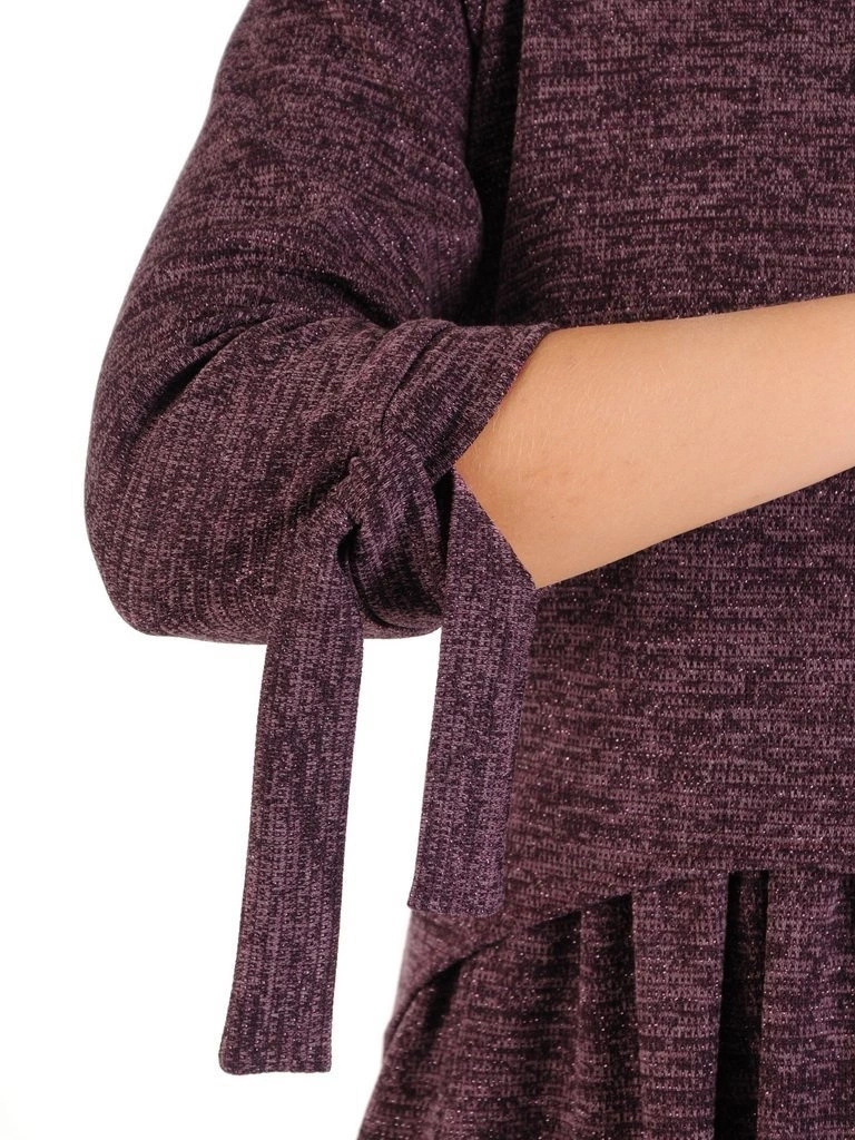 Fioletowa sukienka wizytowa o kroju trapezu – maskujący fason z wiązaniem przy rękawach 27191