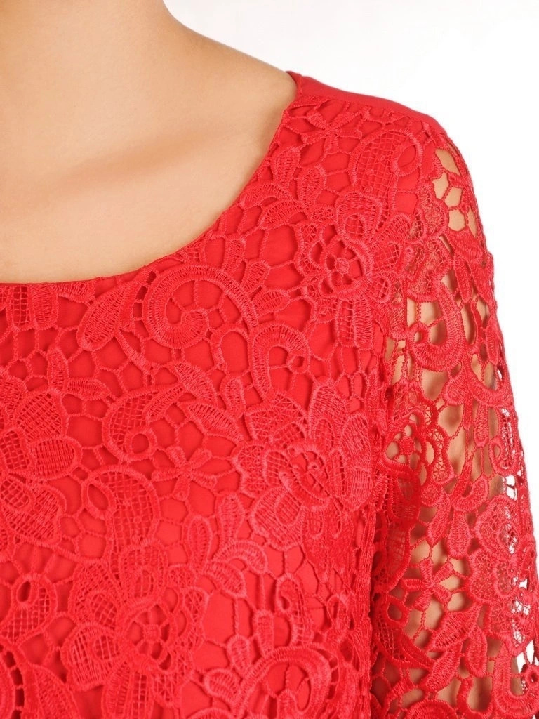 Czerwona sukienka rozkloszowana z rękawem 3/4 – lekki fason z falbanami i subtelnym dekoltem łódka 30211