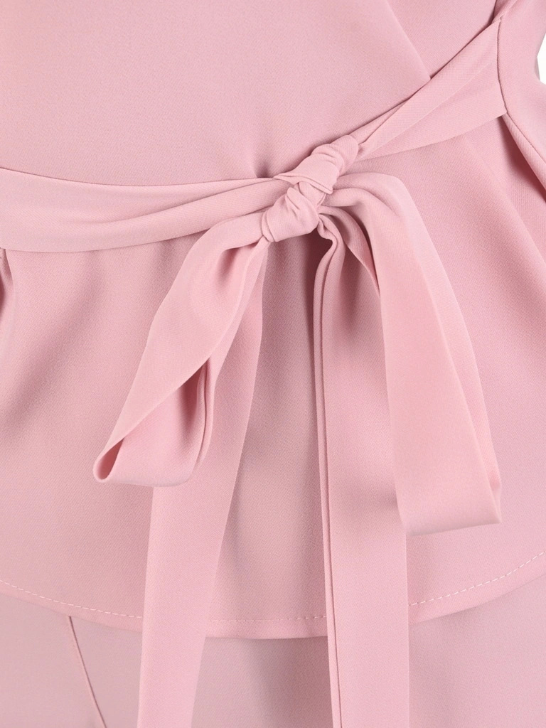 Elegancki kostium damski ze spodniami w odcieniu różu – zwiewne falbany i luźny krój 41326