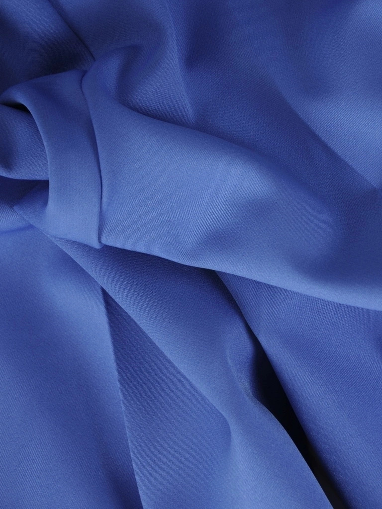 Elegancki kostium damski ze spodniami niebieski – cygaretki w kant i żakiet z ozdobnym kołnierzem 39597