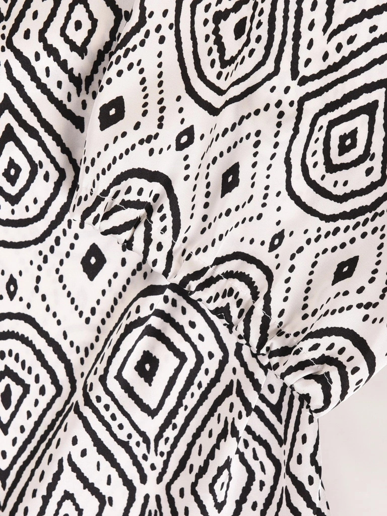 Elegancka bluzka wizytowa w czarno-biały print – prosty fason z wiskozy tuszujący sylwetkę 40174