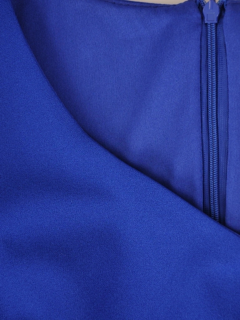 Chabrowa kreacja midi o fasonie syrenki z paskiem – elegancko akcentowana talia 37159
