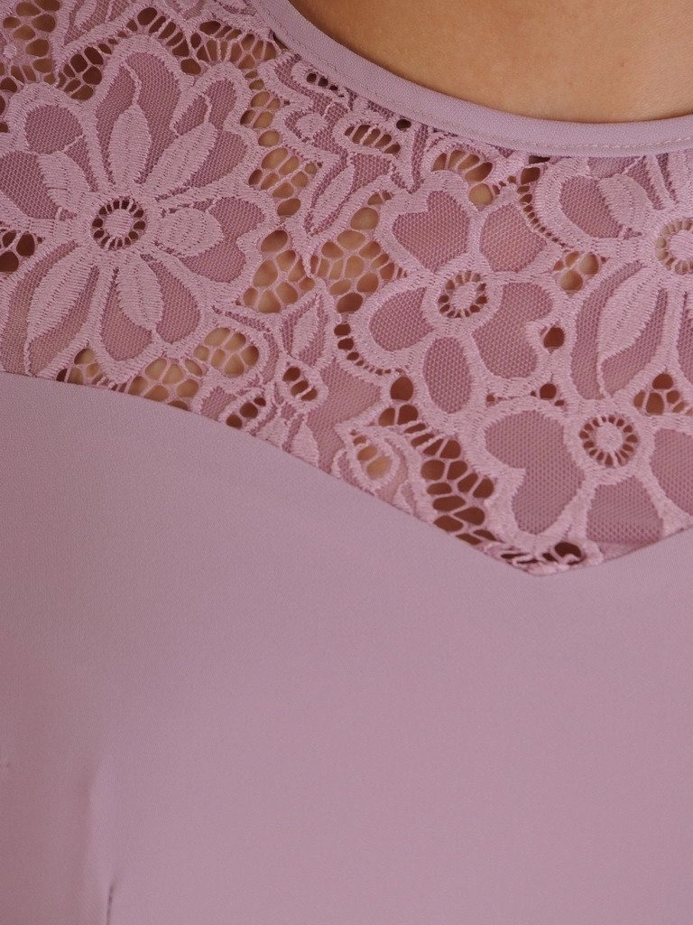 Elegancka liliowa sukienka wizytowa midi na wesele – prosty fason z wyszczuplającymi przeszyciami 20009
