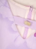 Elegancka liliowa sukienka wizytowa w kwiaty – prosty fason z wysmuklającymi zaszewkami 37974