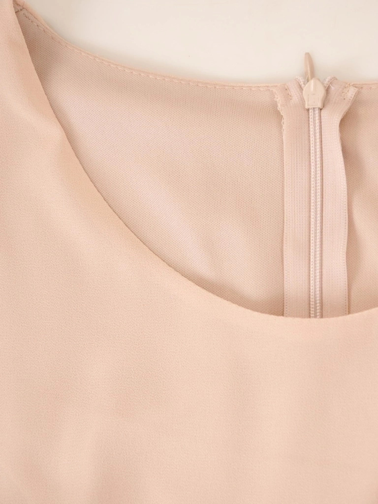 Elegancka beżowa sukienka koktajlowa o prostym kroju – wysmuklający fason z połyskiem cekinów 37784