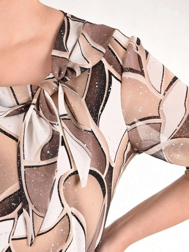 Beżowo-brązowa bluzka wizytowa z krótkim rękawem – prosty krój z ozdobną kokardą i połyskiem 42048