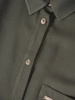 Elegancka wiskozowa koszula damska khaki – prosty krój z kieszenią maskujący biodra 39137