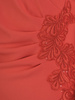 Czerwona sukienka z ozdobnymi aplikacjami z koronki 28335