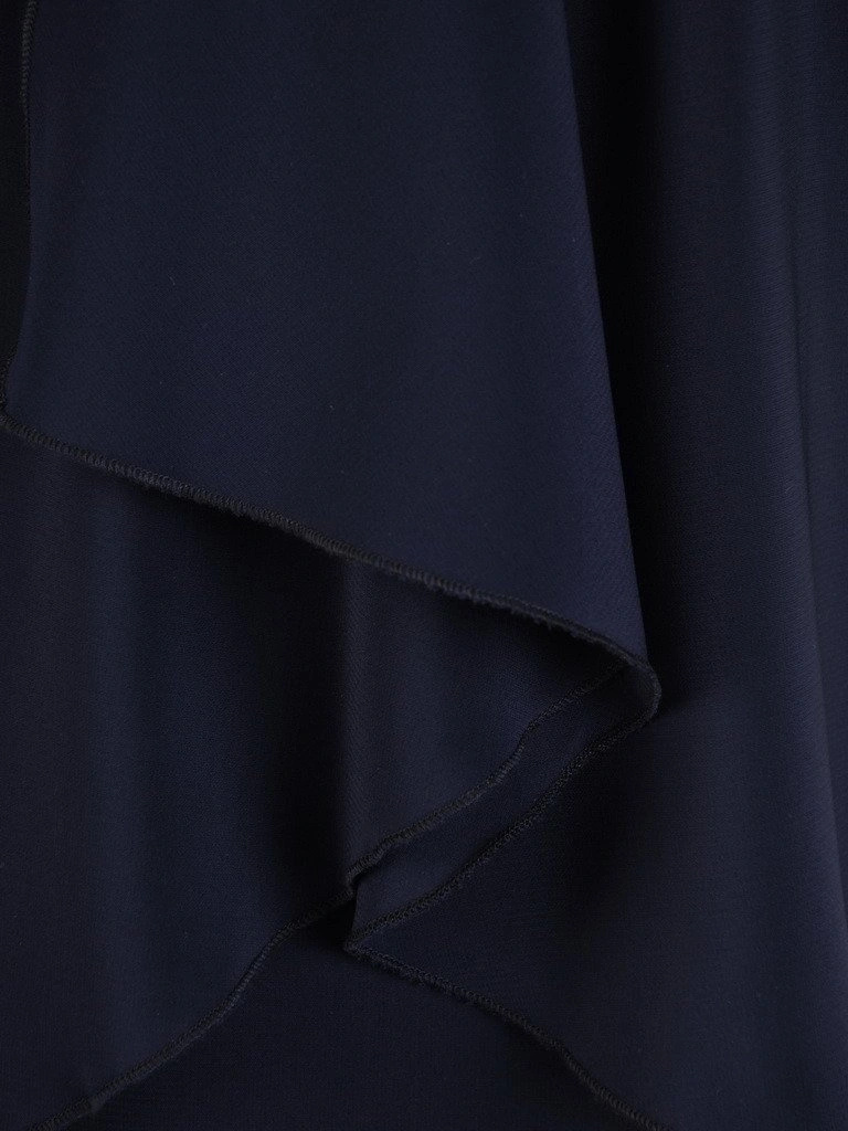 Granatowa sukienka trapezowa z dekoltem serek – elegancki fason z odpinaną broszką i narzutką 19176
