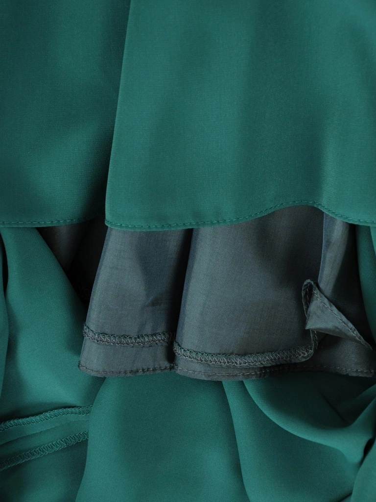 Zielona rozkloszowana sukienka midi z dekoltem serek – plisowany dół i eleganckie mankiety 36552