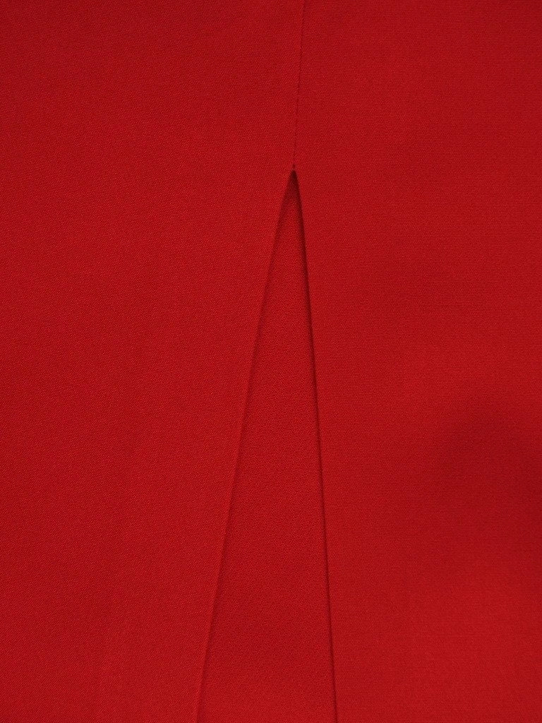 Czerwona długa sukienka wieczorowa bez rękawów – prosty fason z rozcięciem optycznie wysmuklający 18751