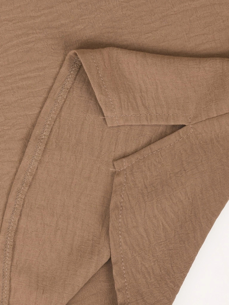Elegancki komplet ze spodniami na wesele cappuccino – prosty krój z dekoltem w serek i kwiatem 40019