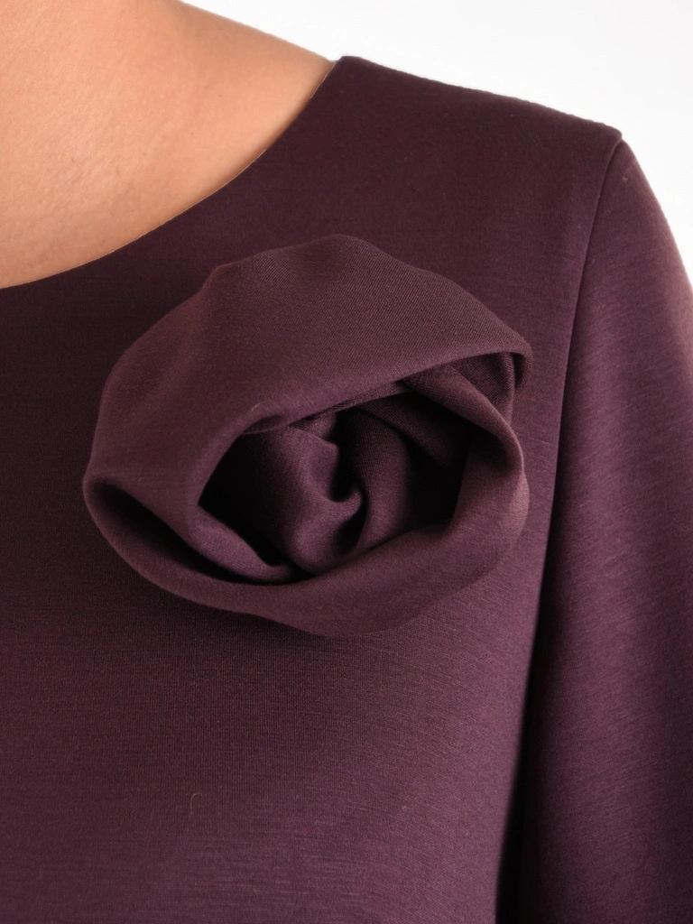 Fioletowa sukienka tuba z bufiastym rękawem – elegancki fason midi z odpinanym kwiatem 40958