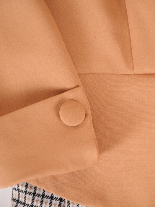 Elegancka beżowa sukienka midi w pepitkę – rozkloszowany fason z baskinką modelujący talię 36782