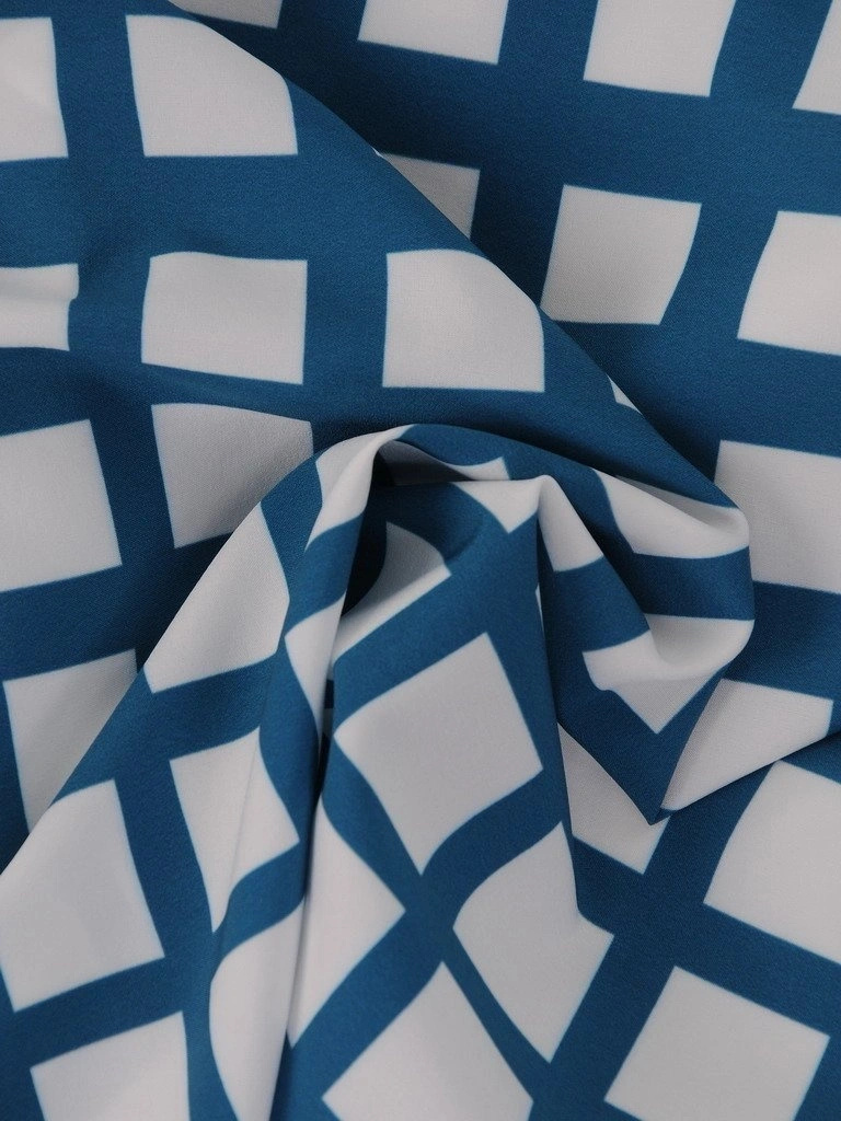 Morska sukienka wizytowa maxi w elegancką kratę – prosty krój wysmuklający figurę 17075