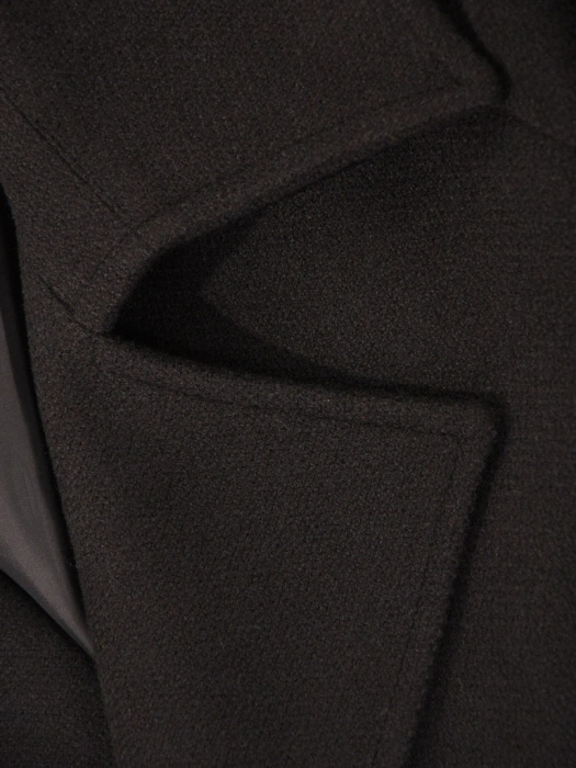 Elegancki płaszcz zimowy damski w odcieniu czerni – stylowy trencz z ozdobnymi pagonami 42241