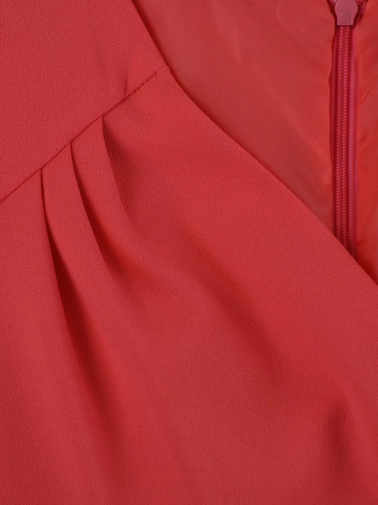 Koralowa sukienka midi z kopertowym dekoltem – prosty krój z eleganckimi zakładkami 7079