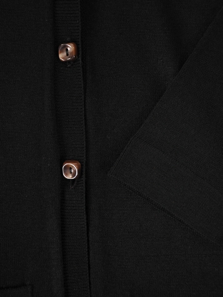 Elegancki czarny sweter damski rozpinany – prosty fason z kieszeniami na chłodniejsze dni 38912