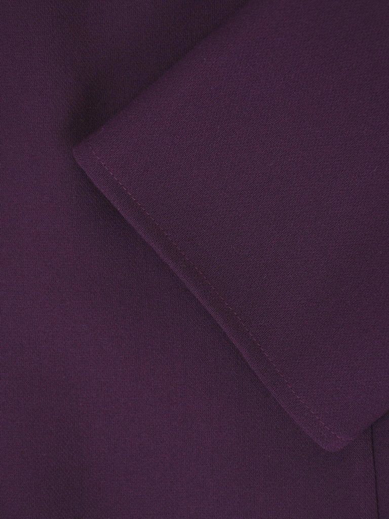 Elegancka fioletowa sukienka wizytowa midi o prostym kroju – wyszczuplające przeszycia i rękaw 3/4 42594