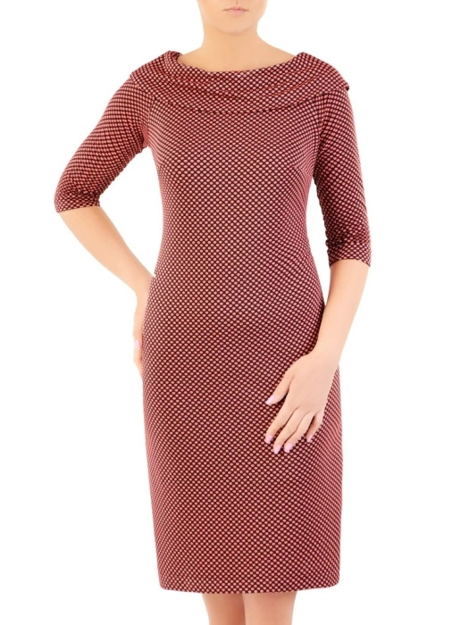 Koralowo-czarna sukienka midi w grochy o prostym fasonie – elegancki półgolf i wysmuklająca linia 32651