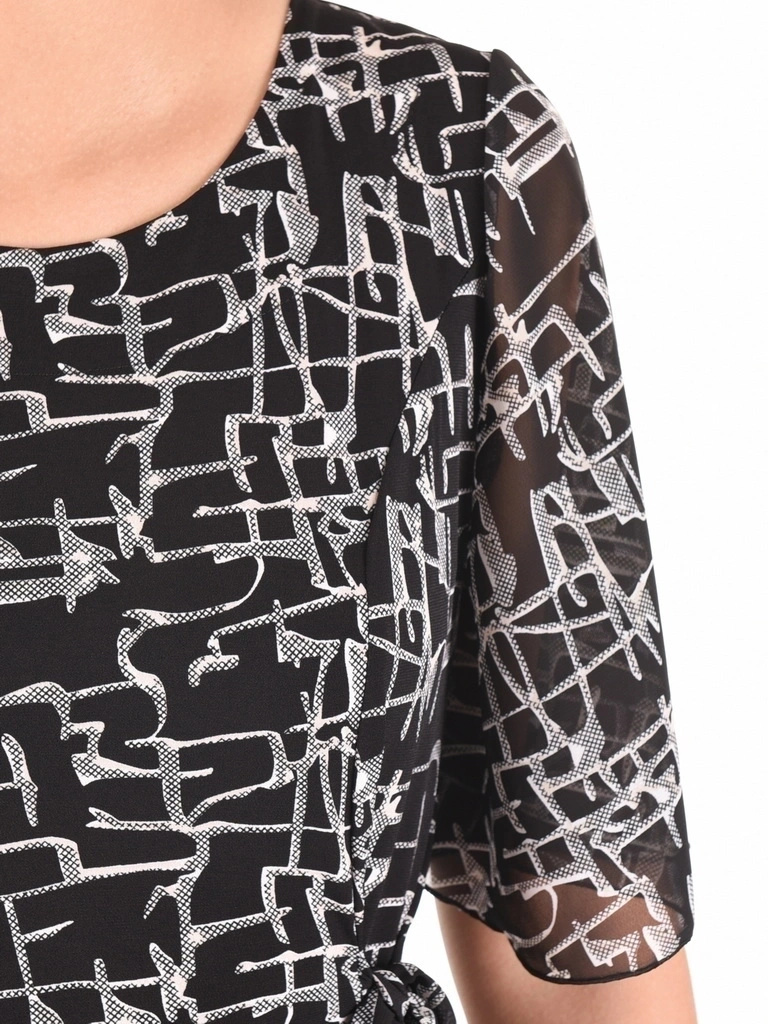 Czarna sukienka midi w geometryczny wzór – trapezowy fason maskujący biodra z wiązaniem w pasie 40181
