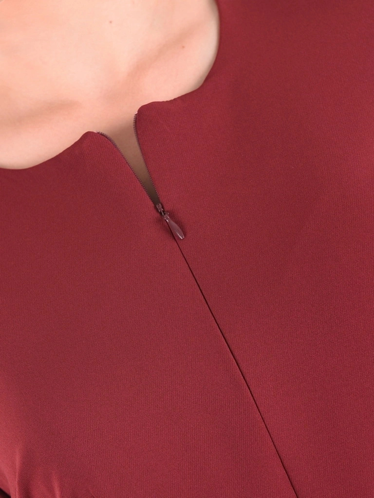 Elegancka bordowa kreacja rozkloszowana z suwakiem i paskiem – optycznie wysmuklająca fasonem midi 19821