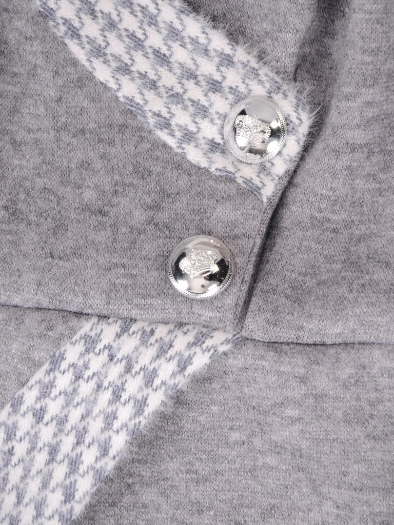 Elegancka dzianinowa sukienka w pepitkę z kopertowym dekoltem – prosty krój z ozdobnymi guzikami 36944