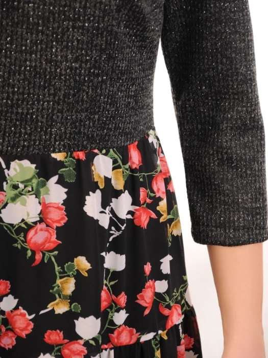 Elegancka sukienka rozkloszowana midi w kwiaty – kobiecy krój z rękawem 3/4 i ozdobną falbaną 31663