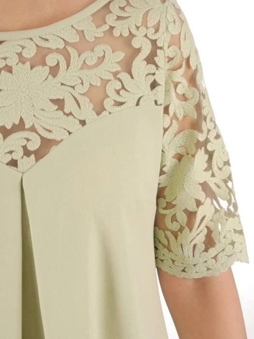Elegancka pistacjowa sukienka trapezowa midi – kobieca koronka oraz fason dodający lekkości 37708