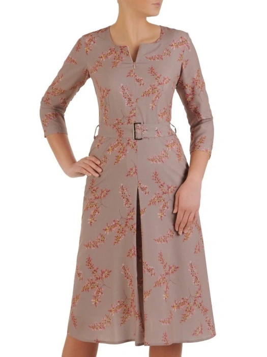 Elegancka sukienka rozkloszowana midi w kwiaty – wysmuklające przeszycia i pasek w talii 24564