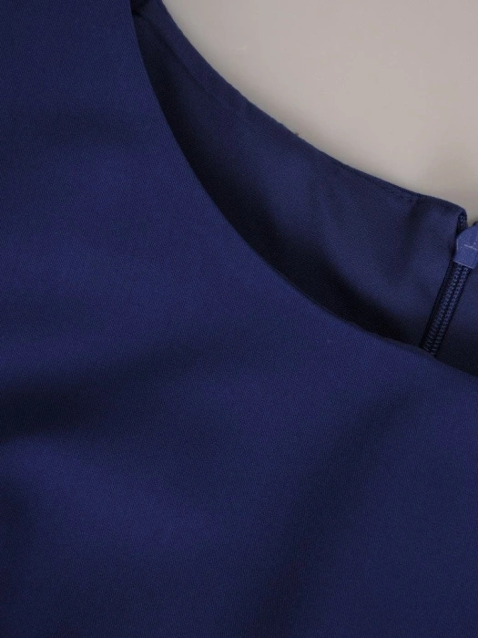 Elegancka chabrowa suknia wieczorowa o prostym fasonie – stylowy dekolt łódka i efektowne rozcięcie na nogę 18752