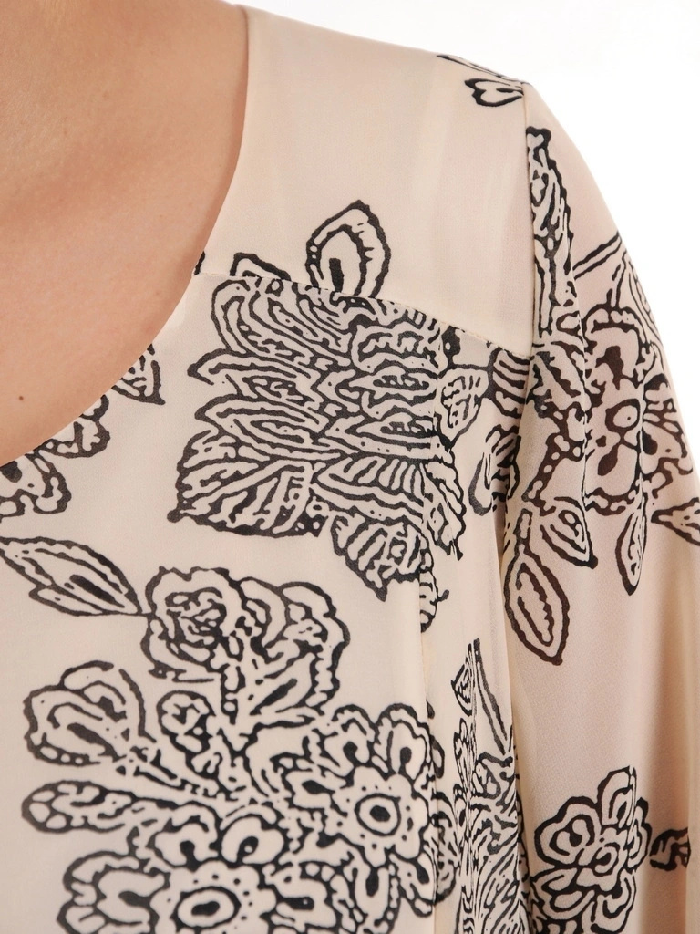 Kobieca sukienka rozkloszowana maxi w kwiaty – elegancki fason wysmuklający sylwetkę z rękawem 3/4 39329