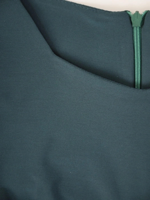 Elegancka butelkowa sukienka maxi rozkloszowana w kwiaty – kobiecy fason modelujący sylwetkę 33340